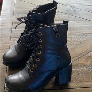 VIA PINKY - black lace up boots